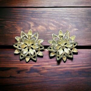 VTG Sarah Coventry Earrings Gold Tone Clip On Poinsettia Flower Signed Snowflake